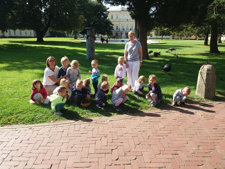 dzieci trzylatki pozują do zdjęcia w parku
