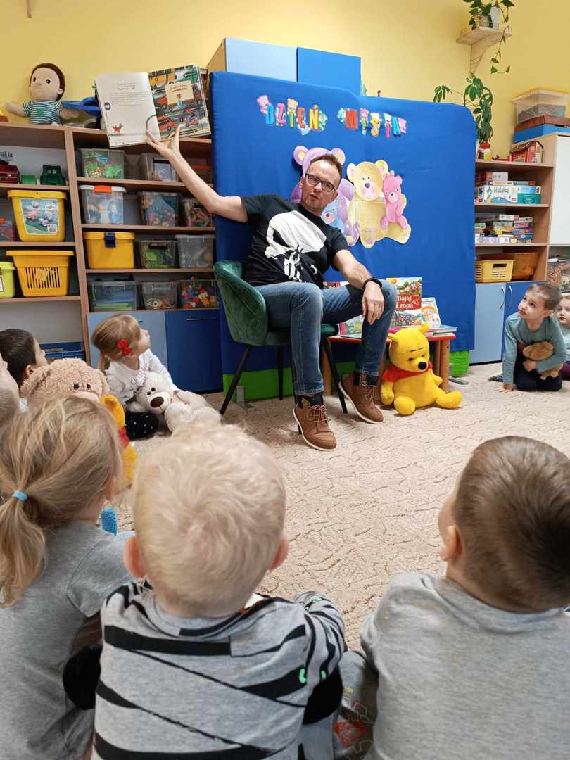 Pan Mariusz czytajacy dzieciom.jpg