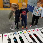 dzieci wykorzystały  Kolor Piano do odkodowania muzyki.