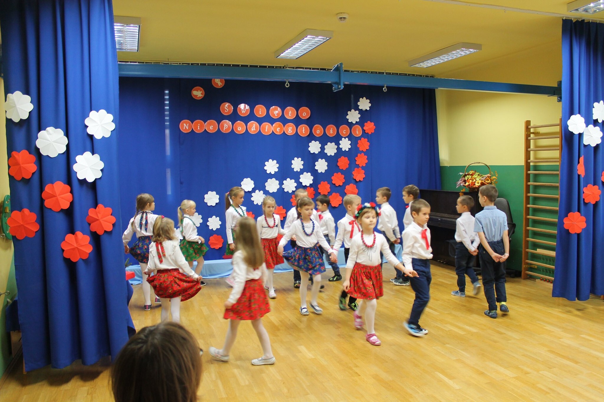 Taniec dzieci podczas Święta Niepodległości