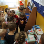 Dzieci oglądają zebrane książki