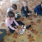 dzieci oglądają ksiązki