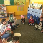 dzieci prezentują swoje książki