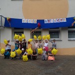 Grupa dzieci pięcioletnich pozuje do zdjęcia z balonami