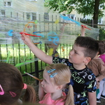 Dzieci malują farbami po folii
