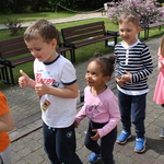 Dzieci tańczą w ogrodzie przedszkolnym