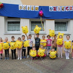Dzieci czteroletnie pozują do zdęcia z balonami.