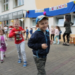 Dzieci tańczą na tarasie przy przedszkolu.
