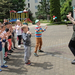 Dzieci tańczą na tarasie przy przedszkolu.