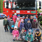 Dzieci starsze na tle wozu strażackiego